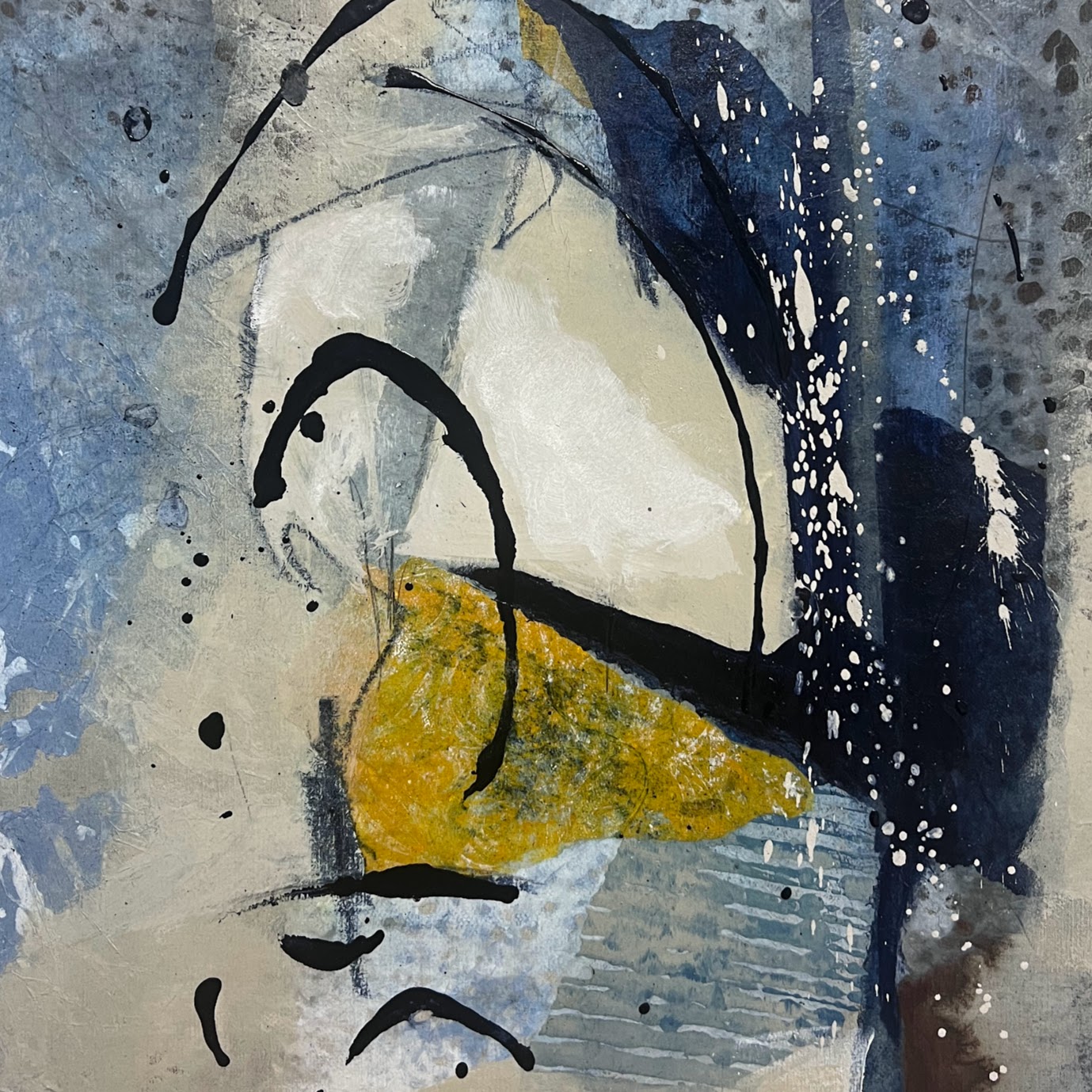 Peinture abstraite carrée aux bleus profonds et noirs avec touches lumineuses subtiles évoquant une lueur dans l'obscurité cosmique