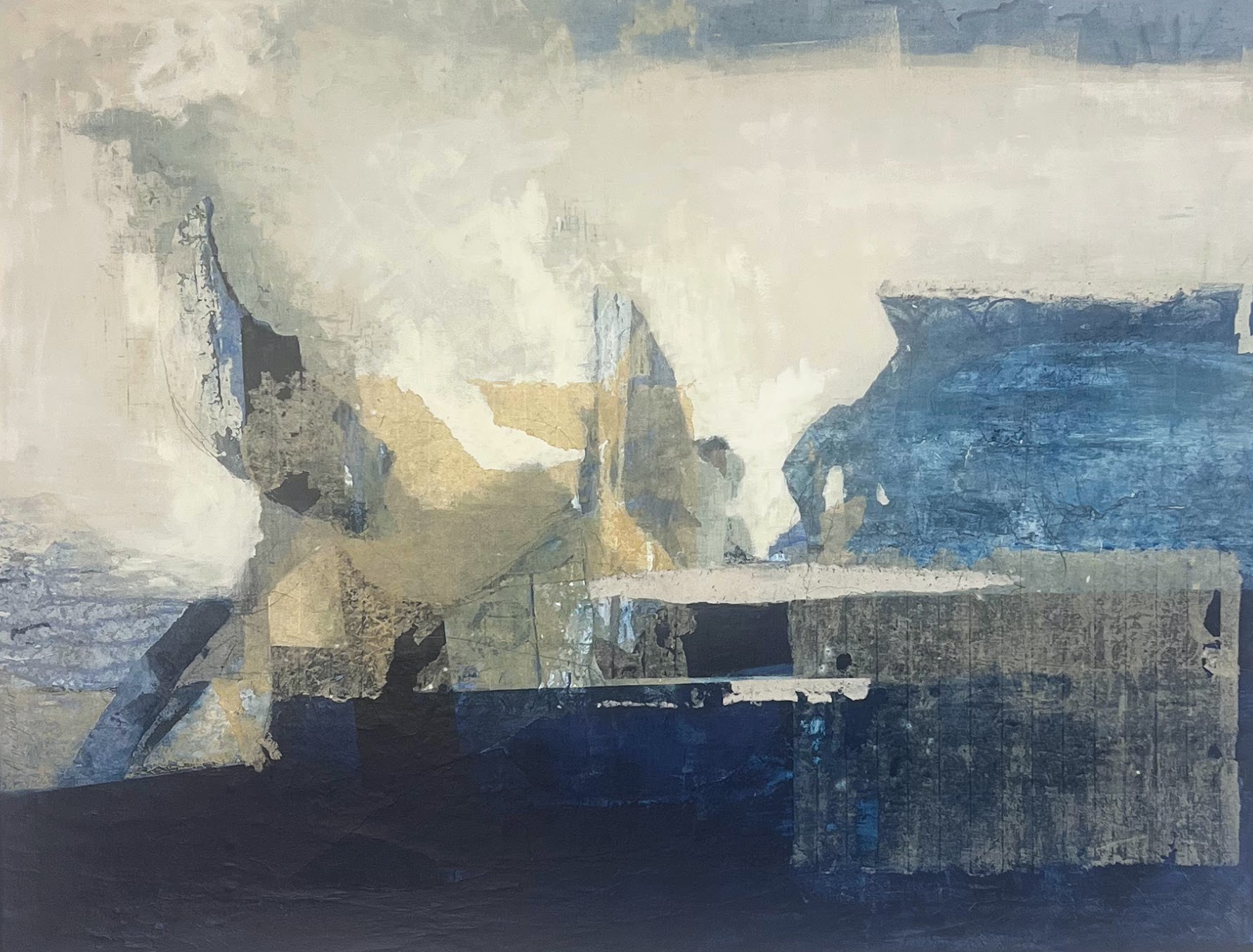 Peinture abstraite verticale aux tons bleus profonds et gris marins avec textures de papier artisanal superposées