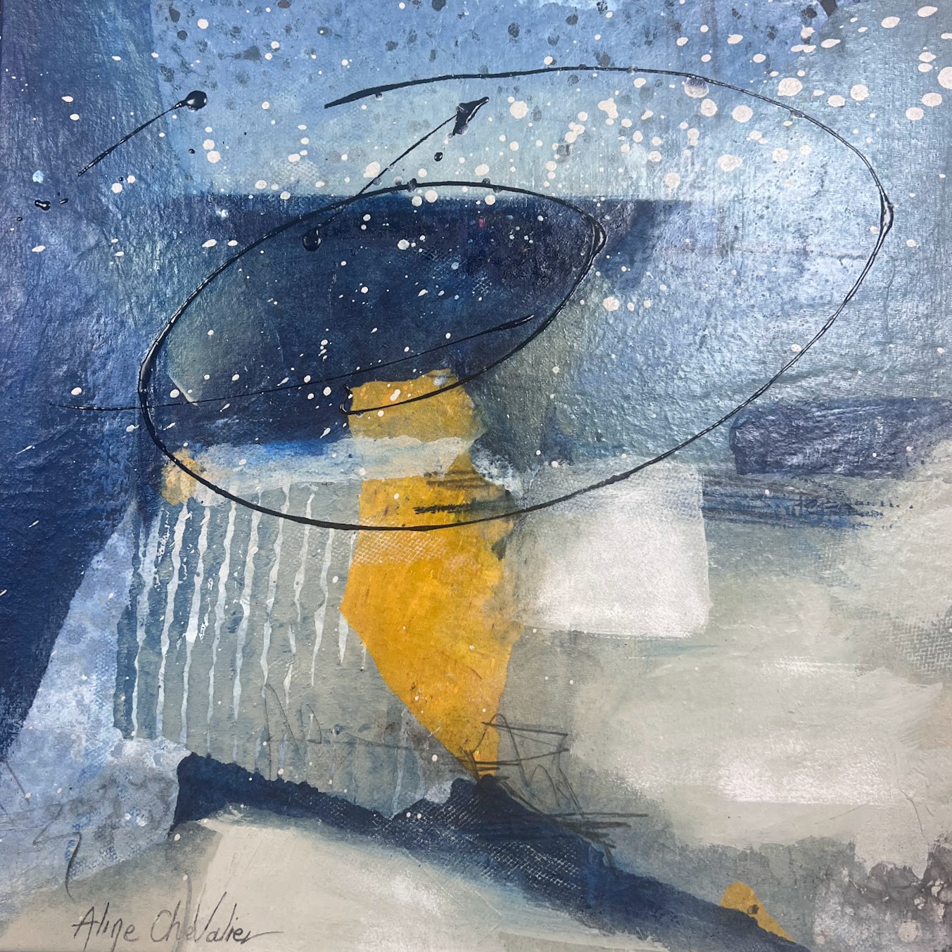 Peinture abstraite carrée aux tons chauds jaunes dorés et ocres se fondant dans les bleus profonds évoquant une lumière ambrée dans l'espace cosmique