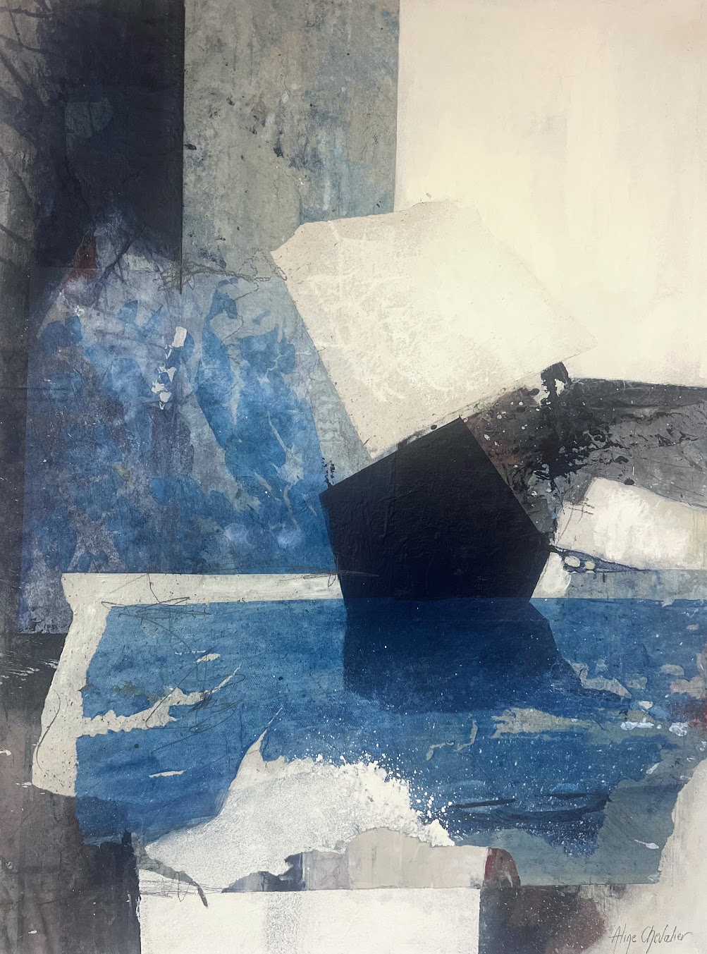 Peinture abstraite aux contrastes marqués entre bleus profonds et noirs avec tonalités claires évoquant des reliefs sous-marins angulaires