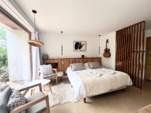 Chambre d’hôtes près de Perpignan, ambiance scandinave chic avec l’œuvre Écho Bleu au mur
