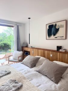 Décoration chambre d’hôtes à Perpignan, tableau Écho Bleu en marqueterie de papier dans une chambre zen