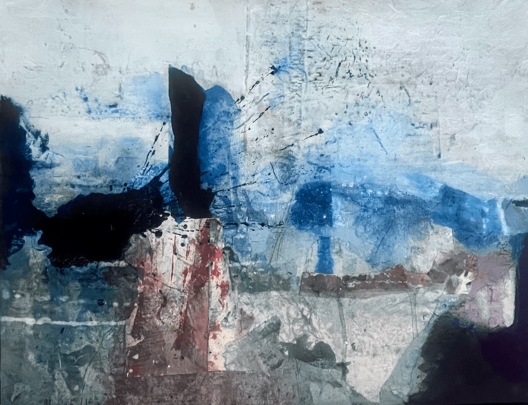 Tableau abstrait en marqueterie de papier washi, dominante bleue et noire, composition horizontale avec accents de rouge et éclats blancs