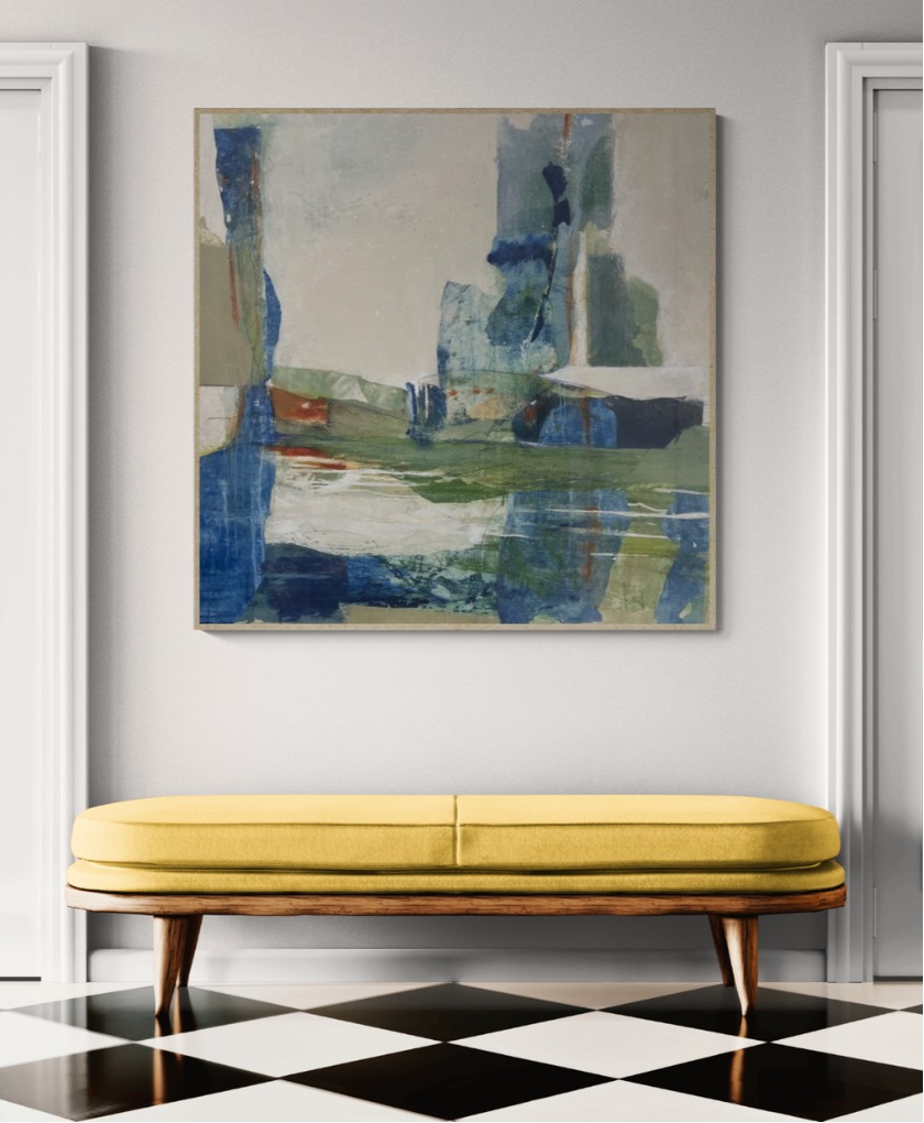 Mise en situation d’Adret sur un mur clair, au-dessus d’une banquette jaune.