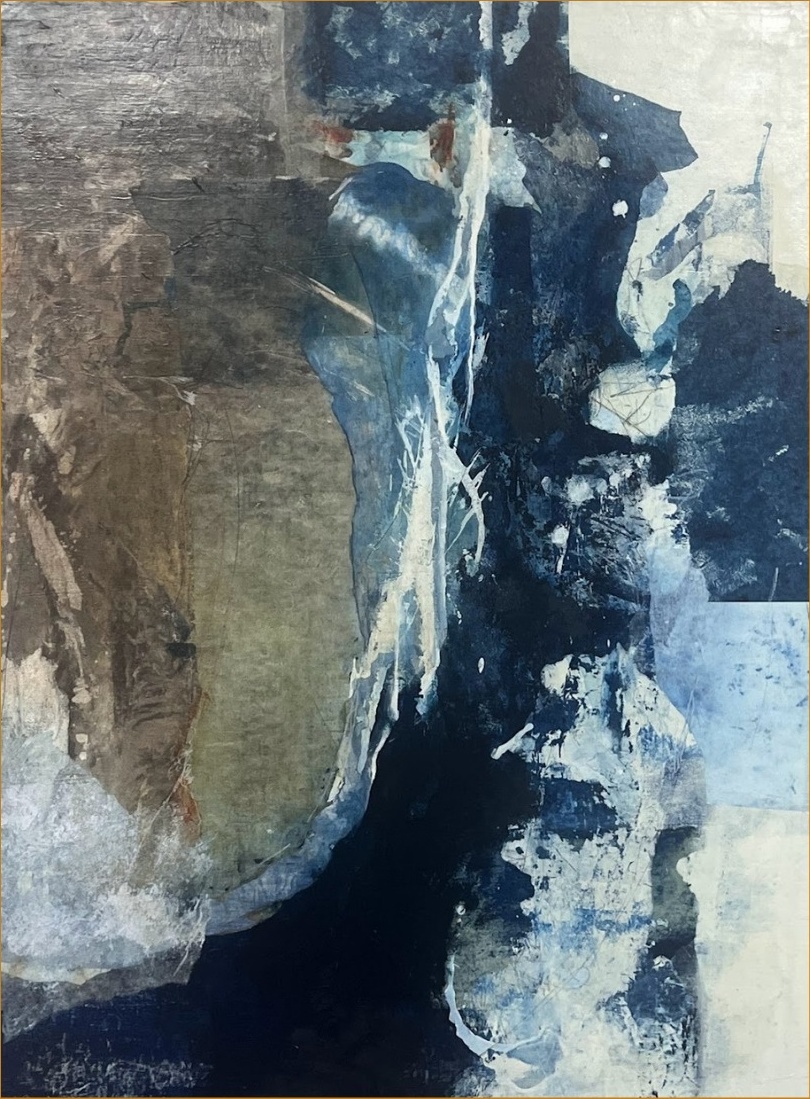 Échappée Bleue, peinture abstraite contemporaine en marqueterie de papier et pigments naturels, 89 × 116 cm, dans une atmosphère contemplative.