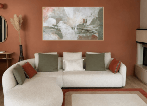 Salon au mur terracotta avec Oeuvre finale