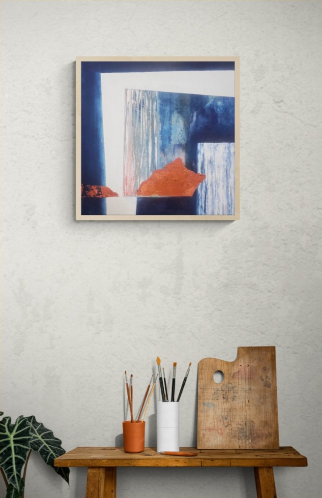 Mise en situation de Rouille marine encadrée sur un mur clair, au-dessus d’une table avec pinceaux et palette.