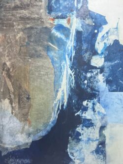 Œuvre abstraite grand format bleue, traversée par une ligne claire verticale, en marqueterie de papier et pigments naturels (89x116 cm).